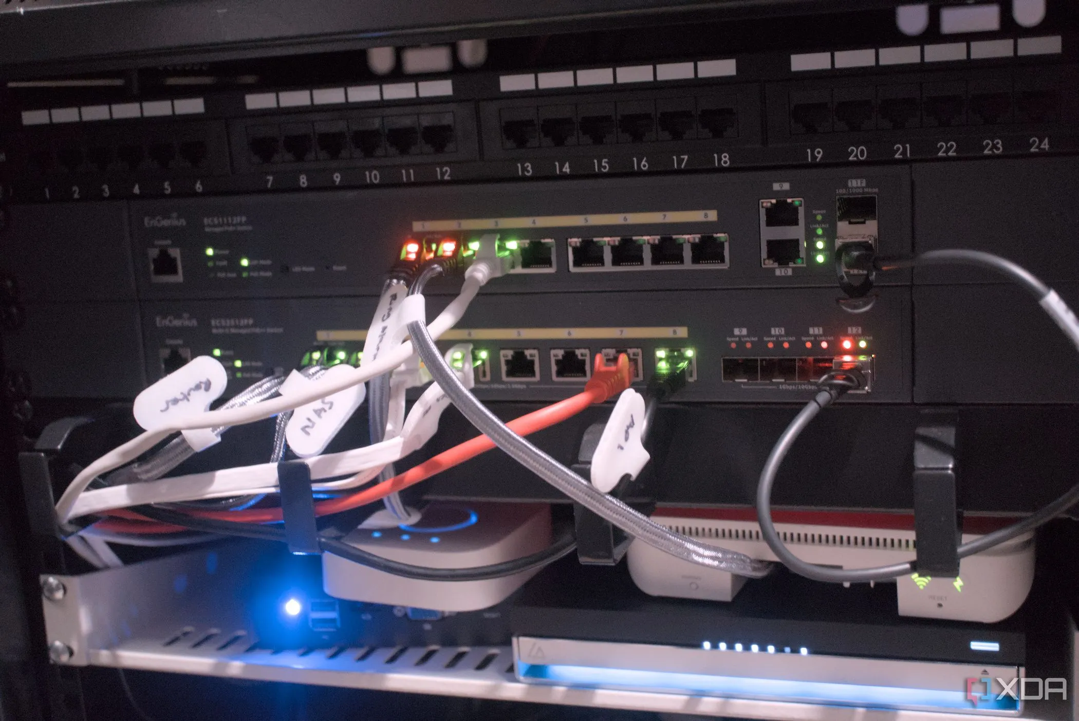 Tủ mạng chứa các switch và thiết bị mạng, thể hiện hạ tầng kết nối cho LAN party