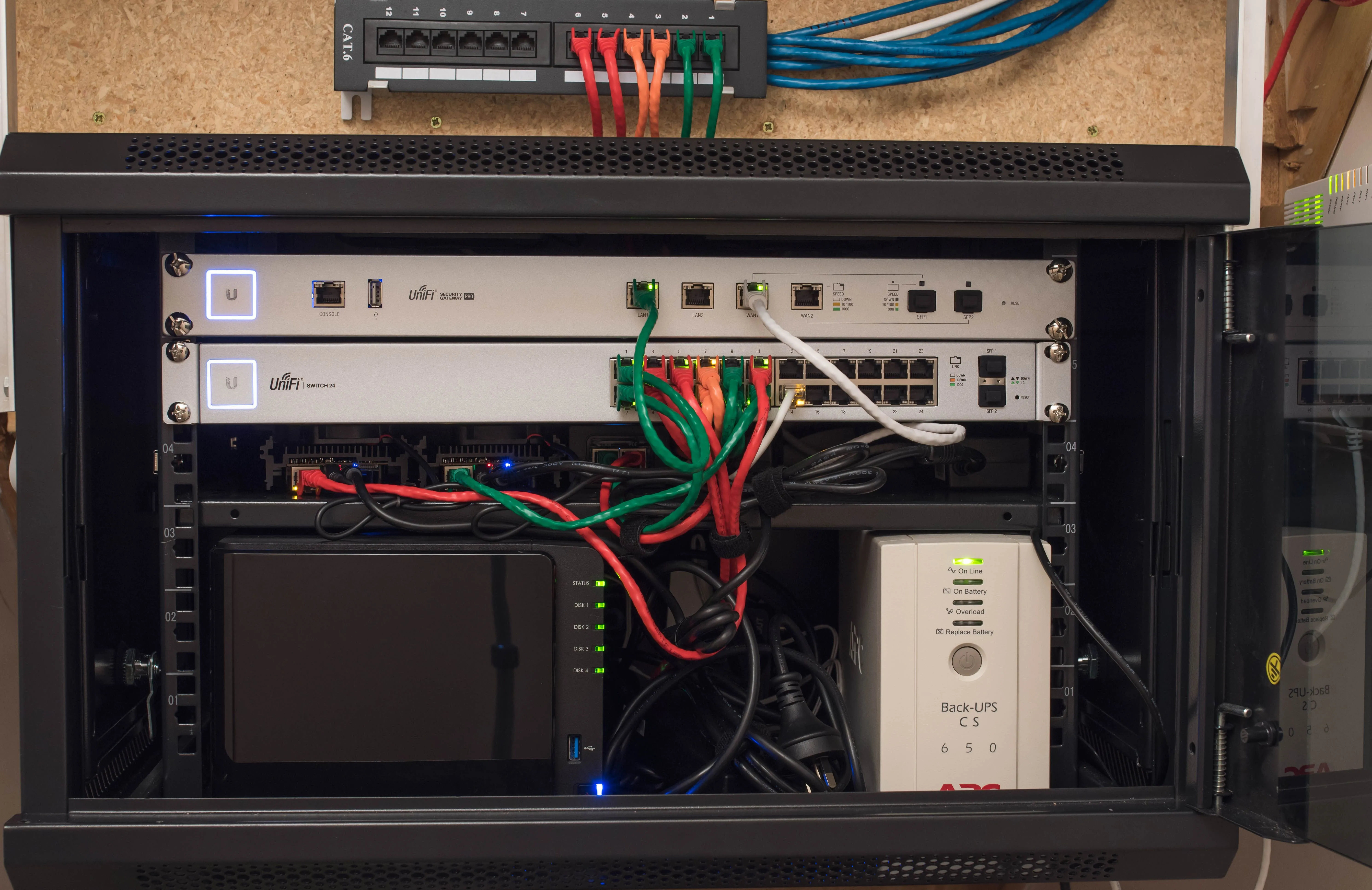 Tủ rack nhỏ chứa hệ thống homelab với thiết bị mạng và máy chủ, minh họa môi trường triển khai OPNsense.