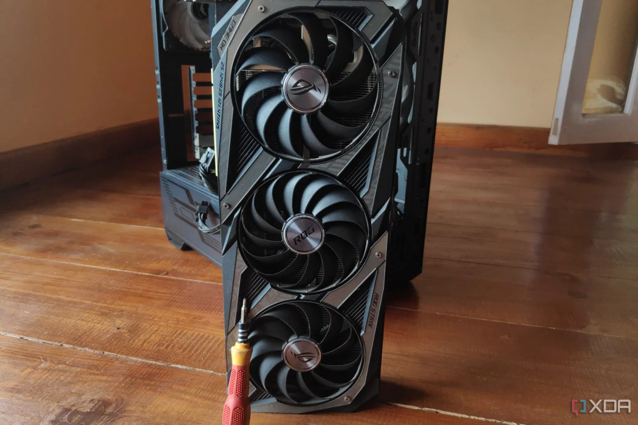 Tua vít và card đồ họa RTX 3080 Ti, chuẩn bị cho việc tháo lắp và vệ sinh GPU để khắc phục tình trạng nóng máy.
