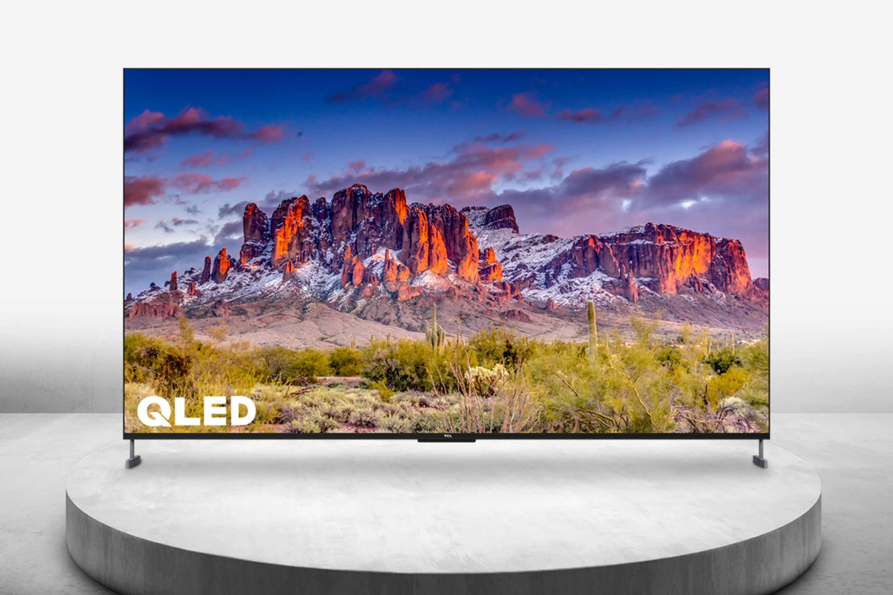 TV QLED 98 inch của TCL hiển thị cảnh núi non hùng vĩ, minh họa trải nghiệm xem phim chất lượng cao với định dạng HDR