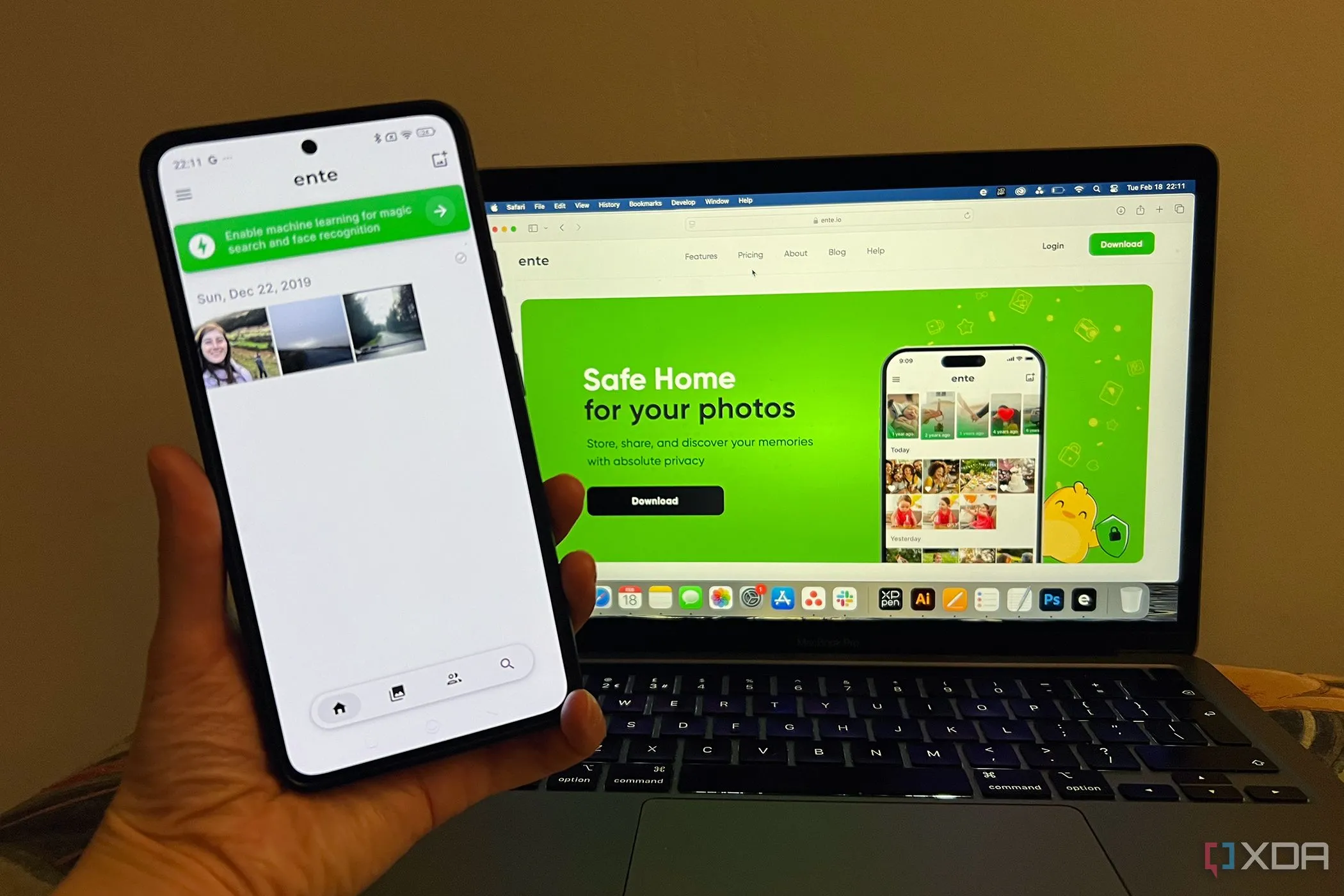 Ứng dụng Ente Photos trên di động và giao diện web trên MacBook, nổi bật với mã hóa đầu cuối