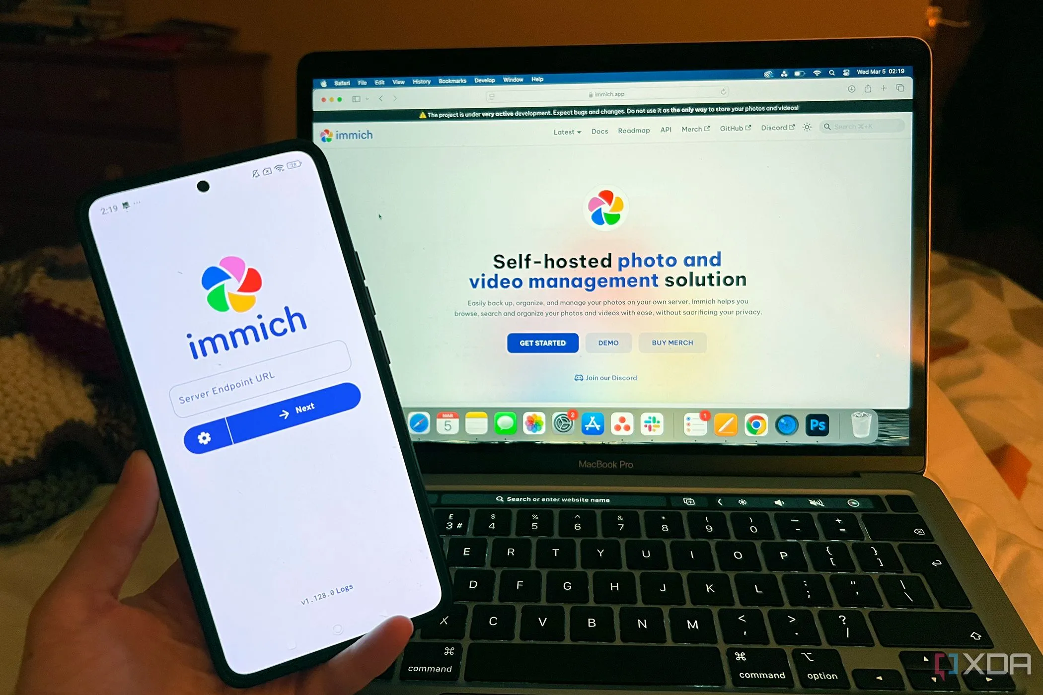 Ứng dụng Immich quản lý ảnh tự lưu trữ trên điện thoại Android và laptop MacBook, đảm bảo quyền riêng tư dữ liệu