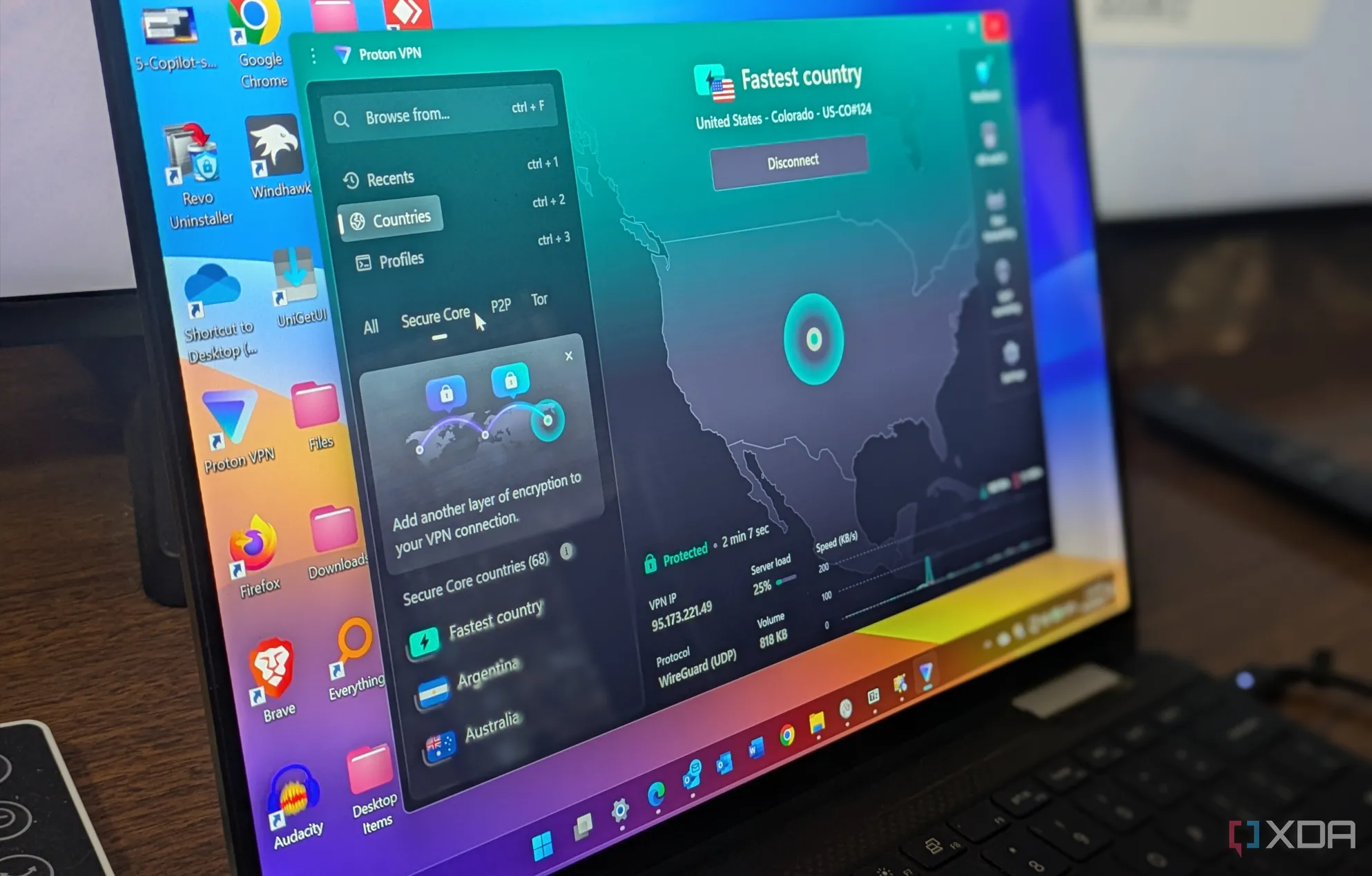 Ứng dụng Proton VPN đang hoạt động trên một chiếc laptop chạy Windows
