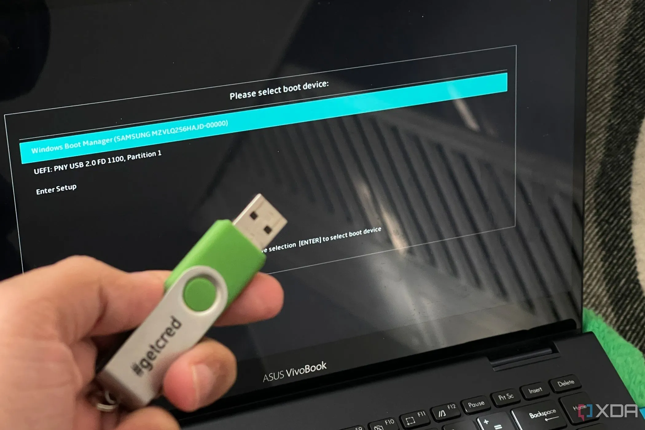 USB chứa hệ điều hành Linux Live, cho phép người dùng chạy thử Linux mà không cần cài đặt
