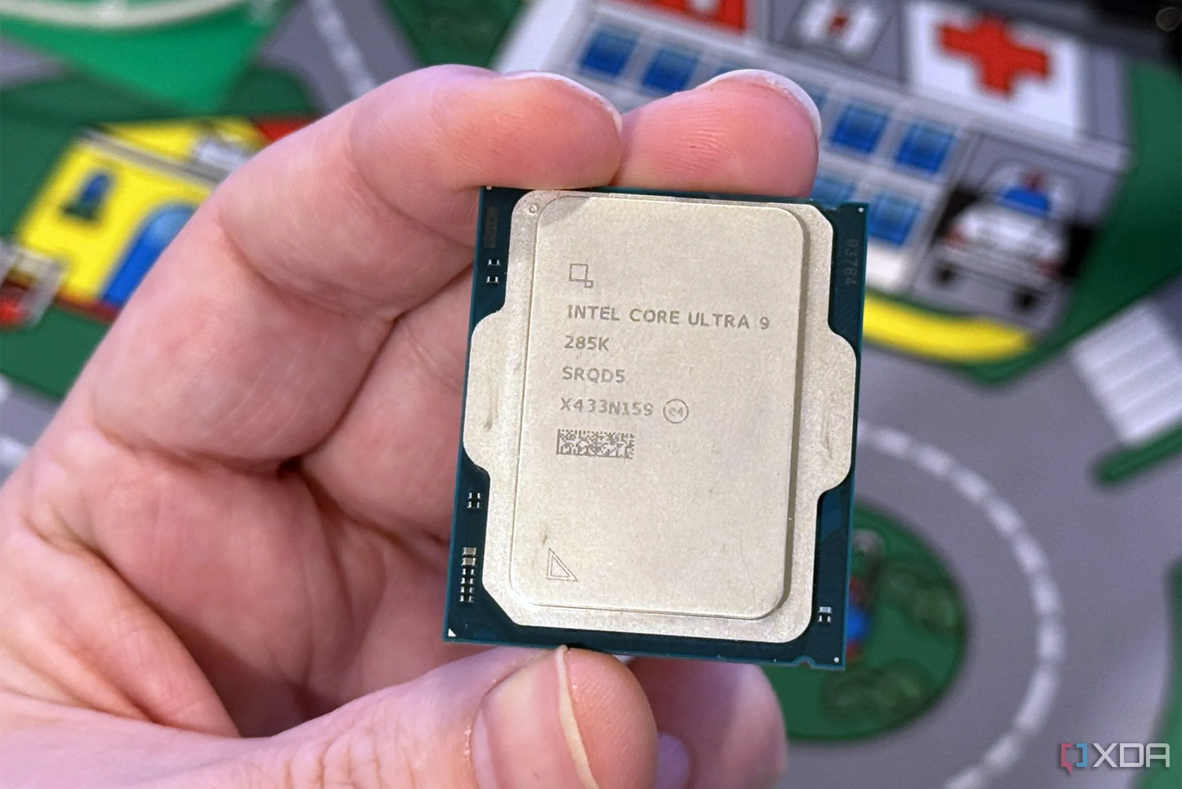 Vi xử lý Intel Core Ultra 9 285K được cầm trên tay, biểu tượng cho công nghệ CPU tiên tiến