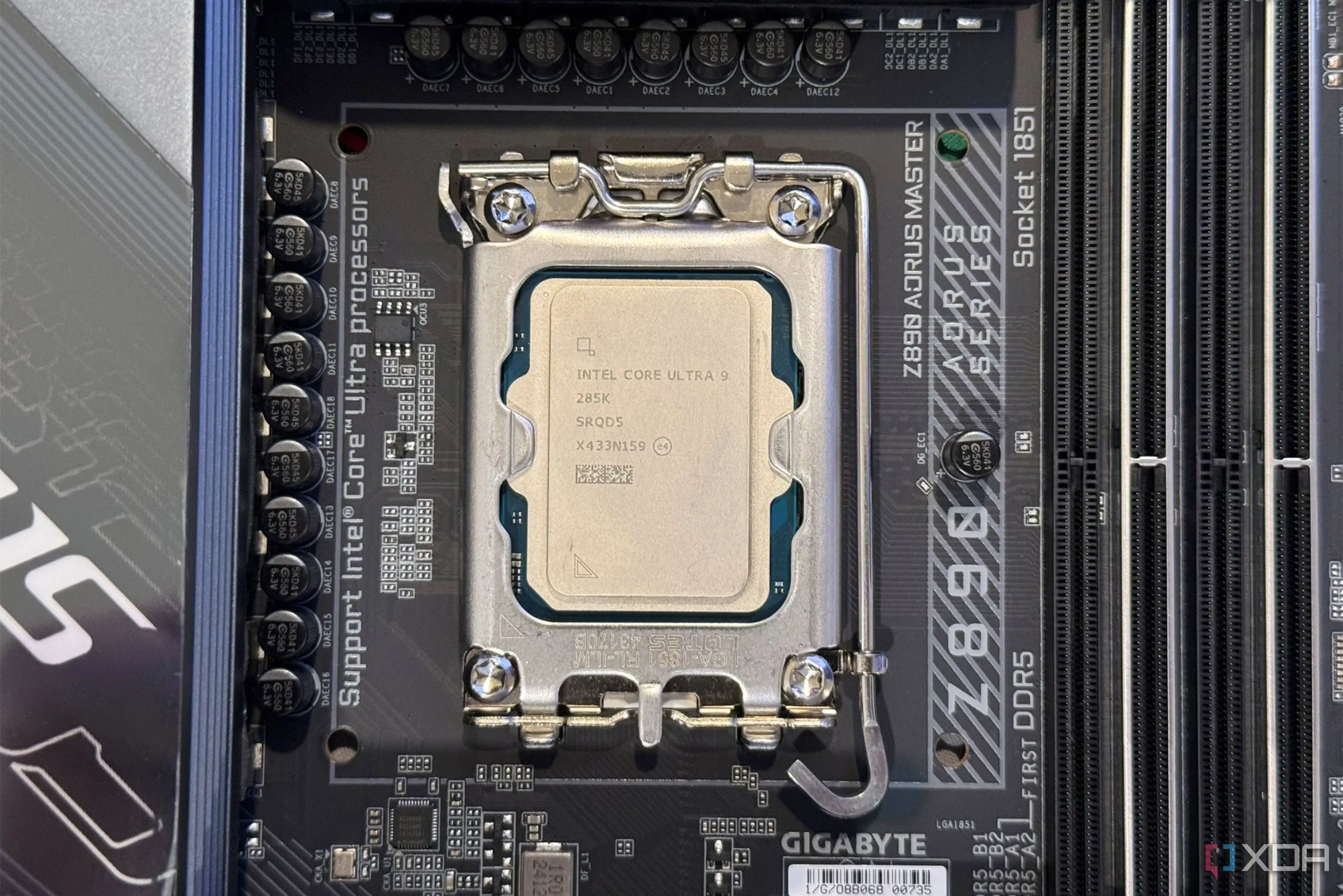 Vi xử lý Intel Core Ultra 9 285K gắn vào socket bo mạch chủ, biểu tượng cho sức mạnh mới của Intel.