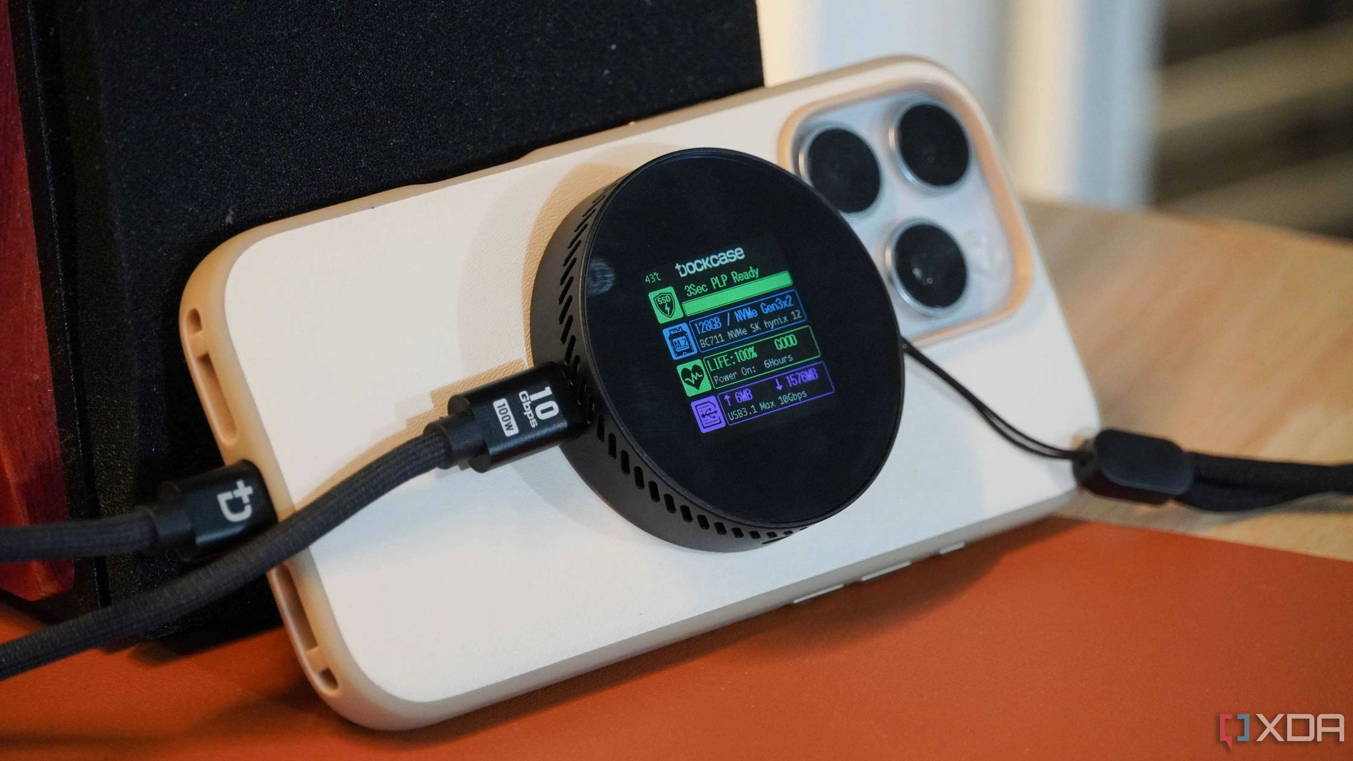 Vỏ bọc SSD Dockcase MagSafe kết nối với iPhone, cho phép quay video ProRes chất lượng cao không giới hạn dung lượng nội bộ.