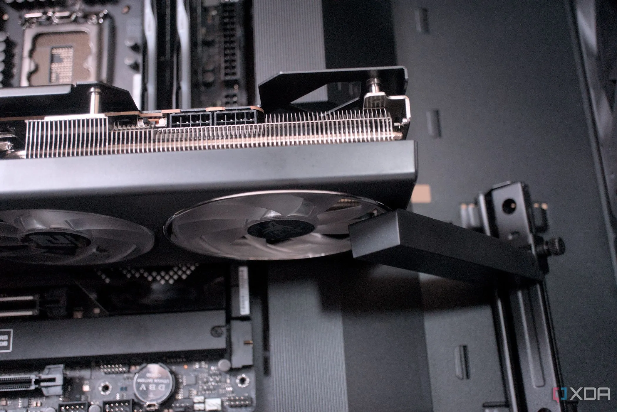 Vỏ case Asus ProArt PA602 với GPU và giá đỡ được lắp đặt
