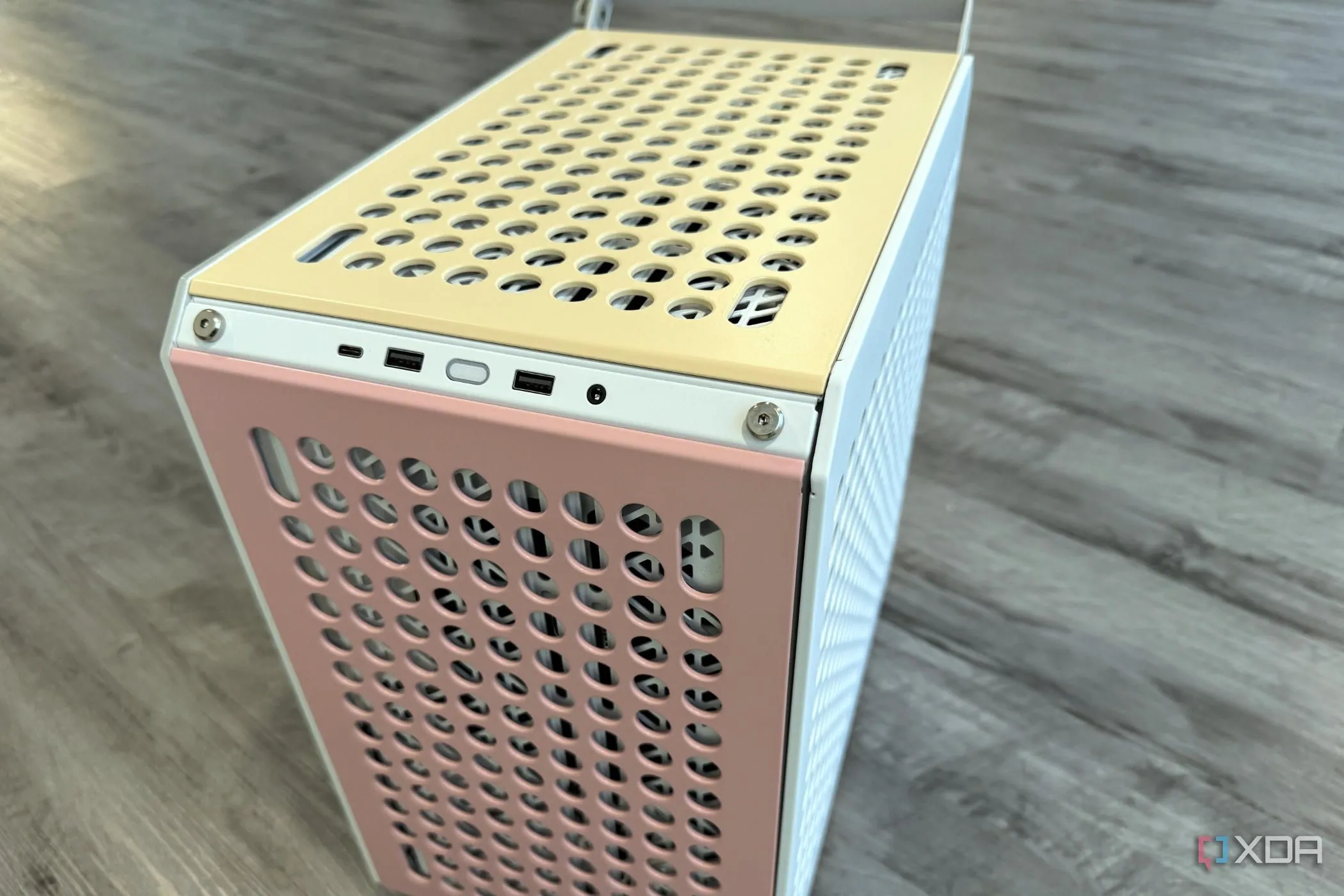Vỏ case Cooler Master Qube 500 với các tùy chọn màu sắc khác nhau, thể hiện sự đa dạng thẩm mỹ khi đi dây PC gọn gàng