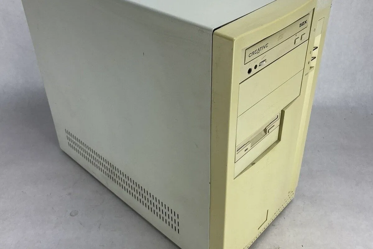 Vỏ case máy tính cũ kỹ màu trắng đục mang phong cách cổ điển