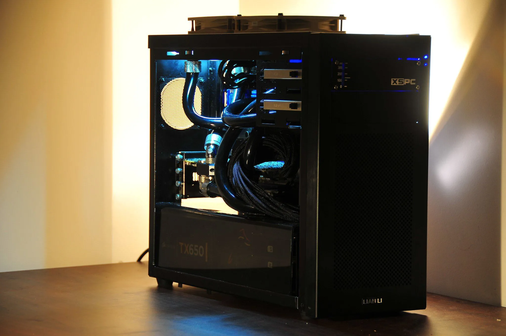 Vỏ case máy tính màu đen với mặt bên acrylic, nhấn mạnh vai trò của vỏ case tốt trong việc lắp ráp PC.