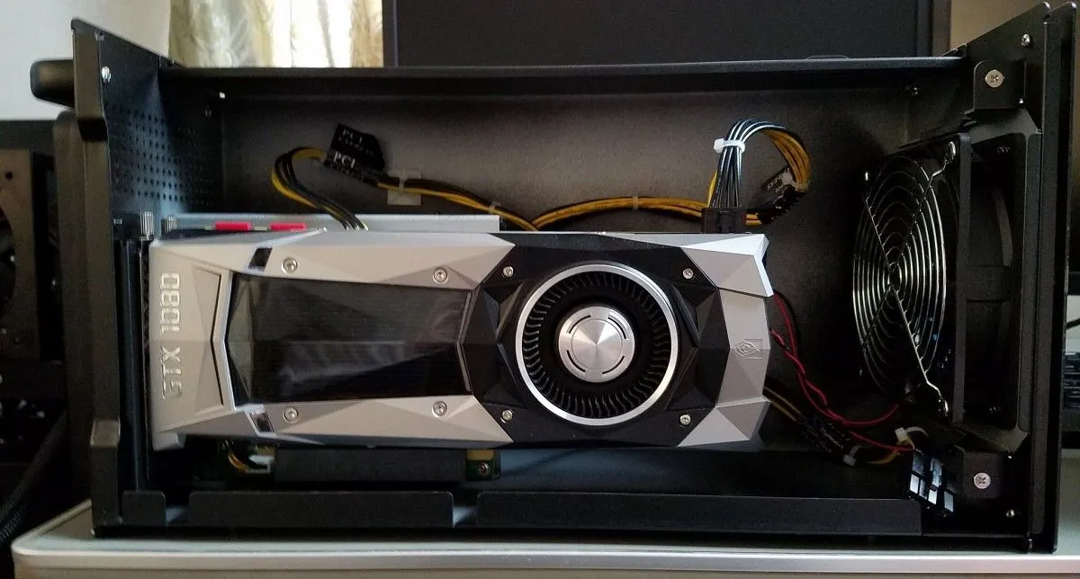 Vỏ eGPU AKiTiO Node với card đồ họa Nvidia bên trong, thể hiện những giải pháp eGPU ban đầu còn hạn chế về băng thông