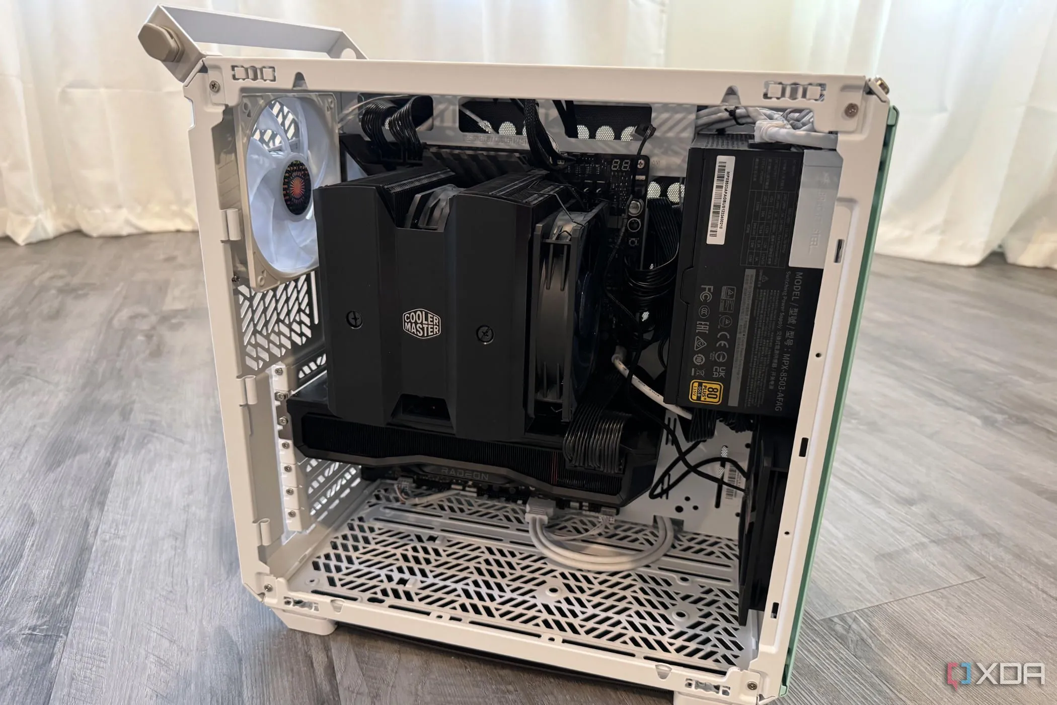 Vỏ máy tính Cooler Master Qube 500 không có nắp bên, tượng trưng cho các hệ thống PC form yếu tố nhỏ cần GPU kích thước phù hợp