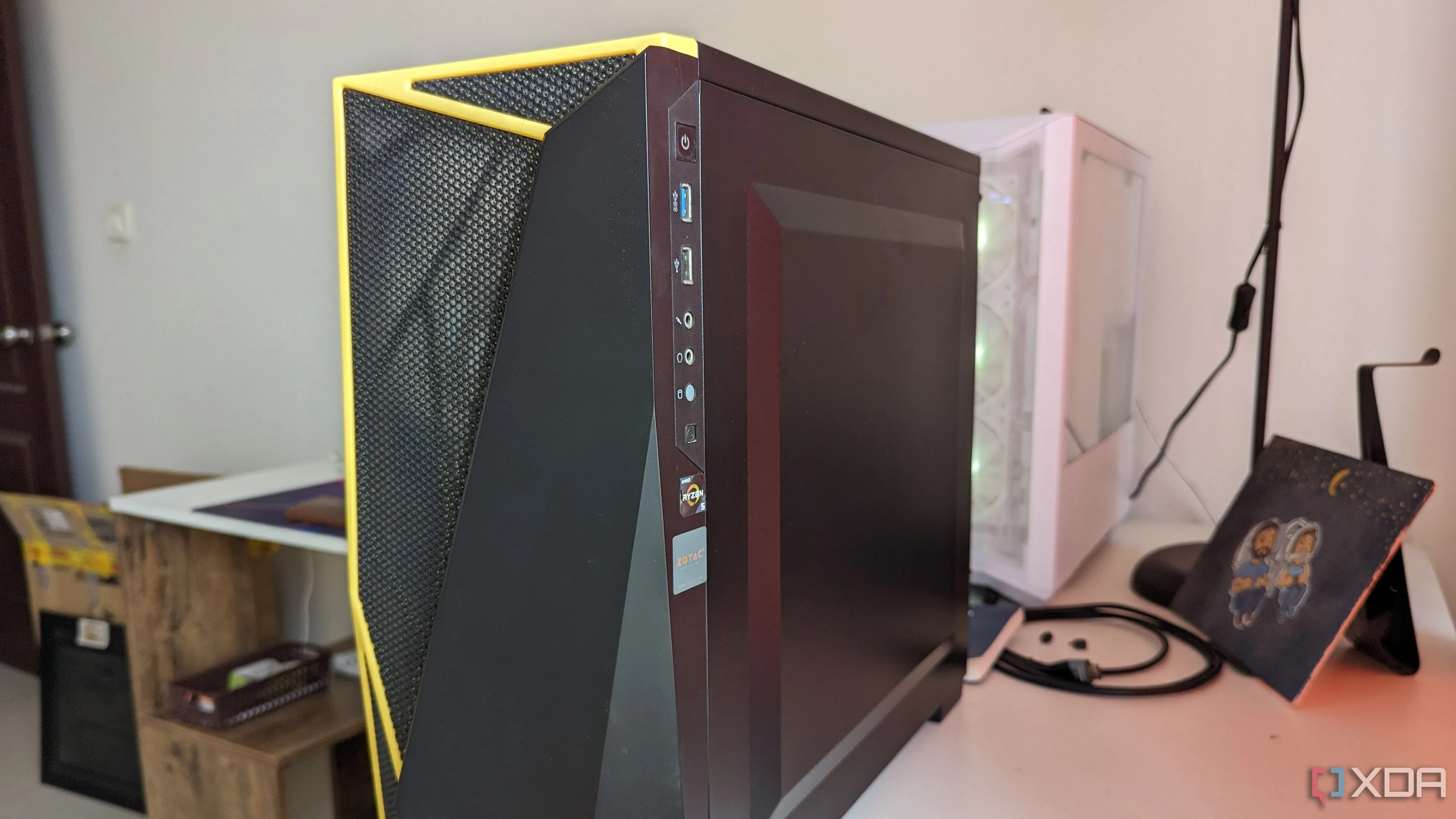 Vỏ PC chơi game hiện đại màu đen nhìn từ bên cạnh, thể hiện thiết kế tối giản
