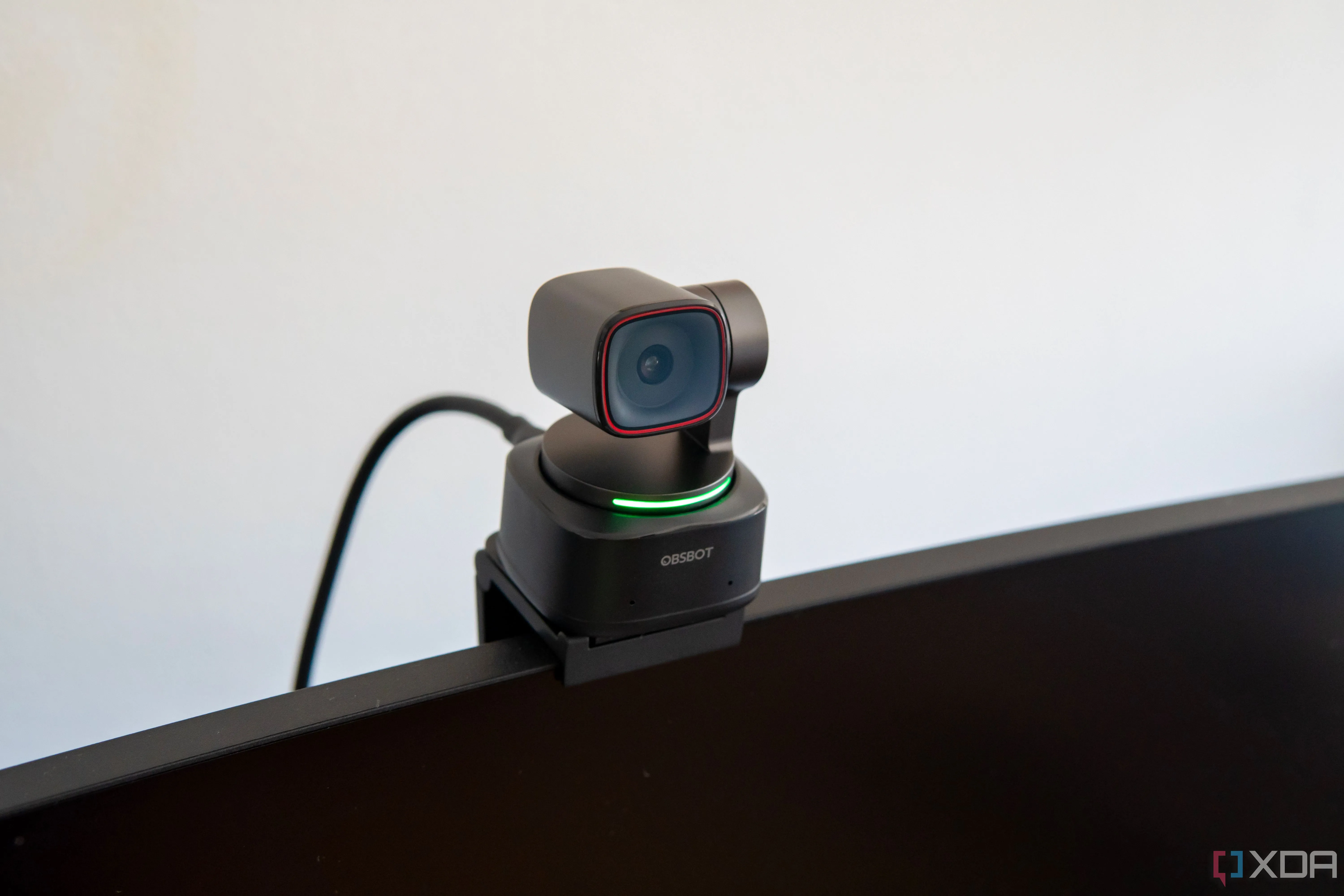 Webcam Obsbot Tiny 2 gắn trên màn hình hiển thị góc nhìn từ phía trước