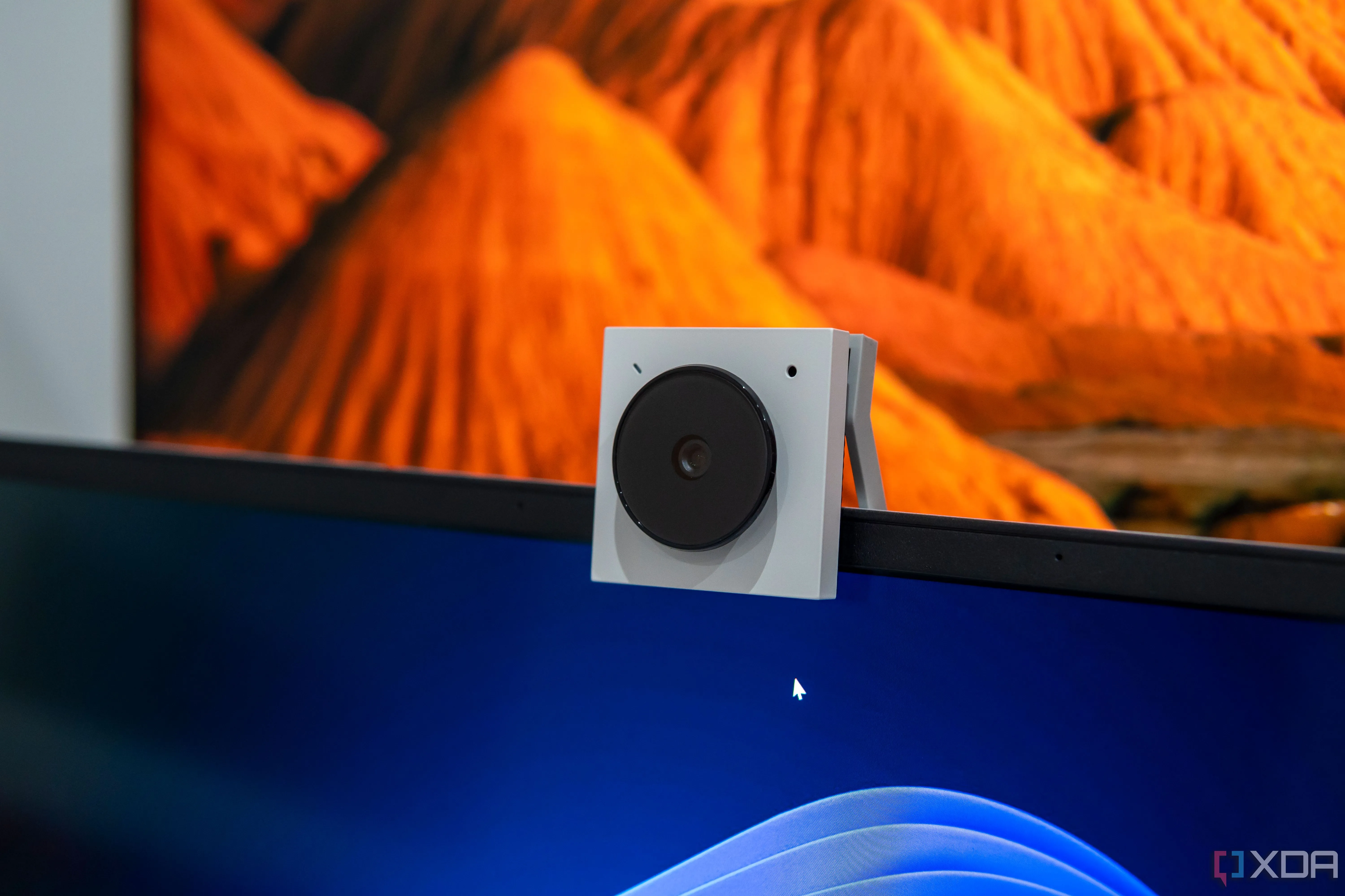 Webcam Opal Tadpole gắn trên laptop với màn hình hiển thị núi, minh họa cách OBS Studio điều chỉnh khung hình camera