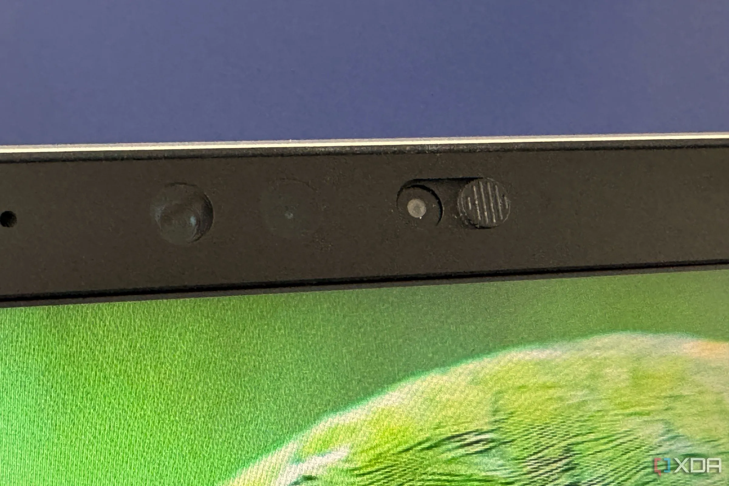 Webcam tích hợp màn trập bảo mật và camera hồng ngoại IR cho tính năng Windows Hello trên laptop Razer Blade 2024